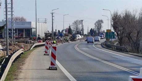 Utrudnienia na DK77 w Sandomierzu. Powstaje chodnik przy ul. Kwiatkowskiego