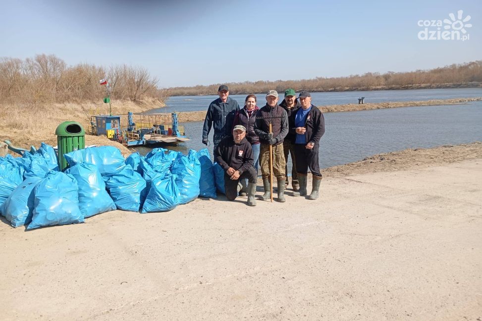 Sprzątali nad Wisłą w Zawichoście – 24 worki śmieci zebrane