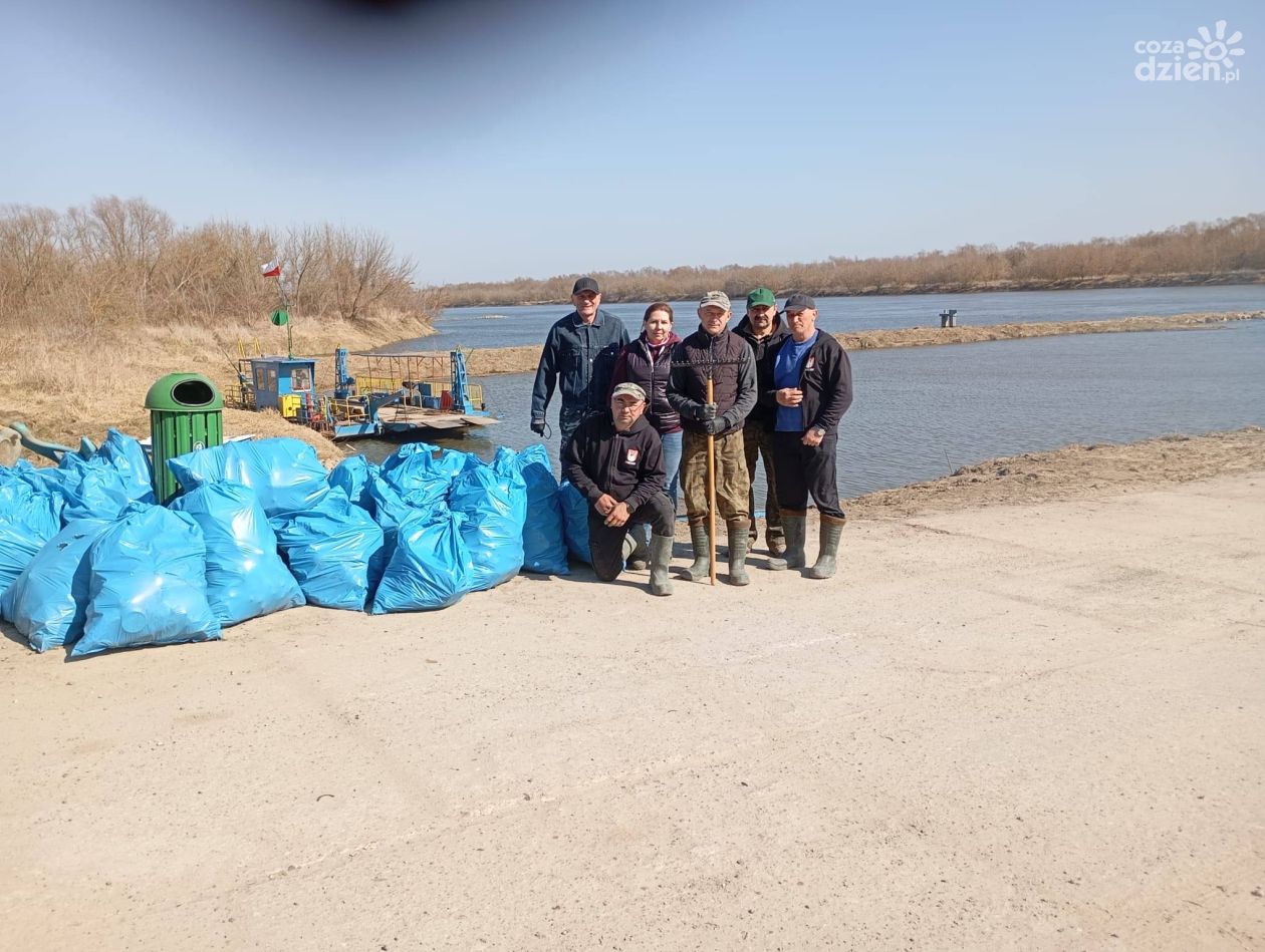 Sprzątali nad Wisłą w Zawichoście – 24 worki śmieci zebrane