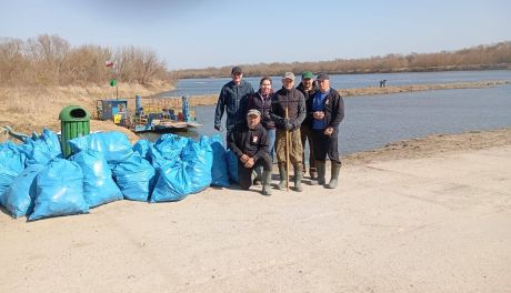 Sprzątali nad Wisłą w Zawichoście – 24 worki śmieci zebrane