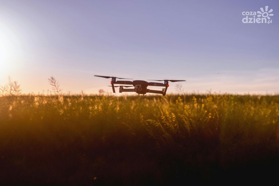 Drony nad powiatem sandomierskim. Służby ruszają na walkę z podpalaczami