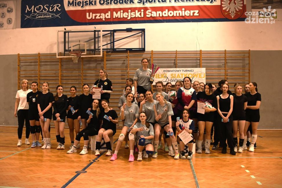 Powiatowy Turniej Piłki Siatkowej Dziewcząt w Sandomierzu za nami