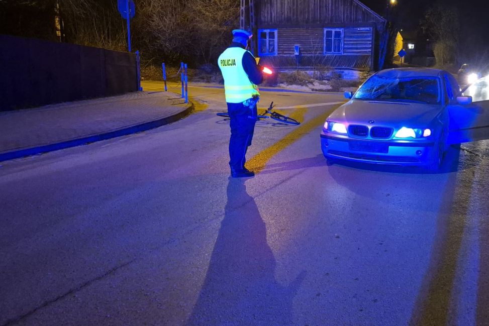 Nietrzeźwy rowerzysta w ciężkim stanie po zderzeniu z autem w Koprzywnica