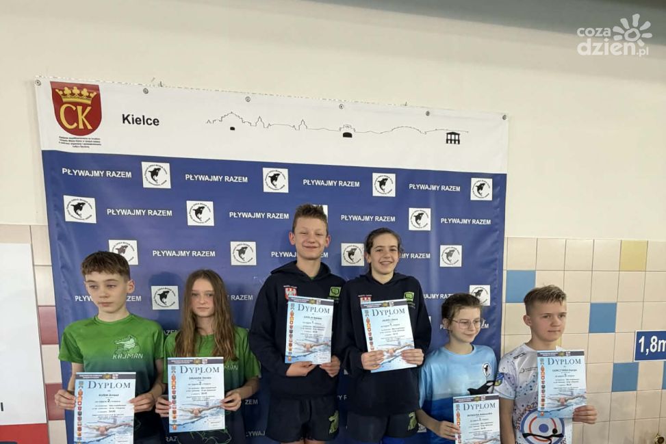 Kajman Połaniec na podium ligi. Świetne występy i medalowa seria młodych pływaków