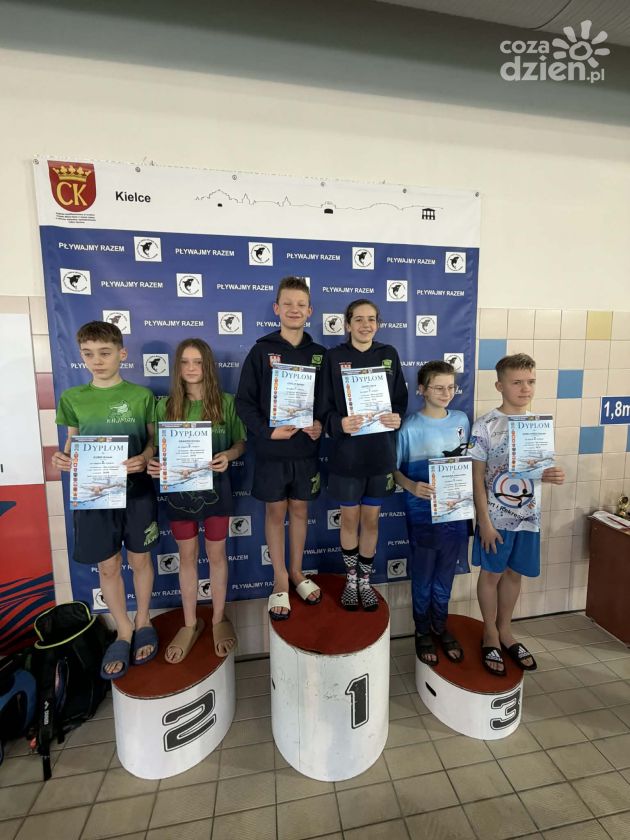 Kajman Połaniec na podium ligi. Świetne występy i medalowa seria młodych pływaków