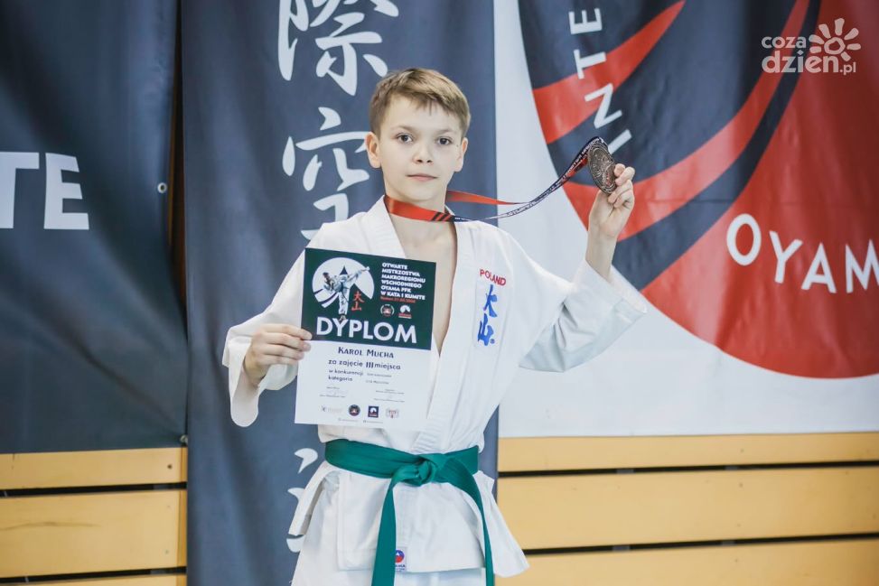 Karol Mucha na podium Mistrzostw Makroregionu Wschodniego OYAMA PFK w Radomiu