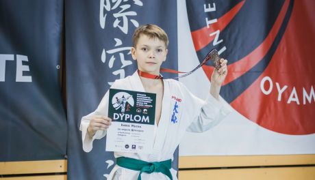 Karol Mucha na podium Mistrzostw Makroregionu Wschodniego OYAMA PFK w Radomiu