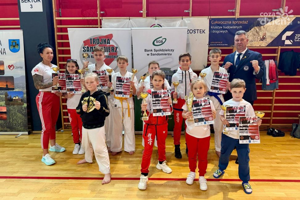 23 medale i podium dla Klub Karate Trójka Sandomierz na turnieju w Brzostku