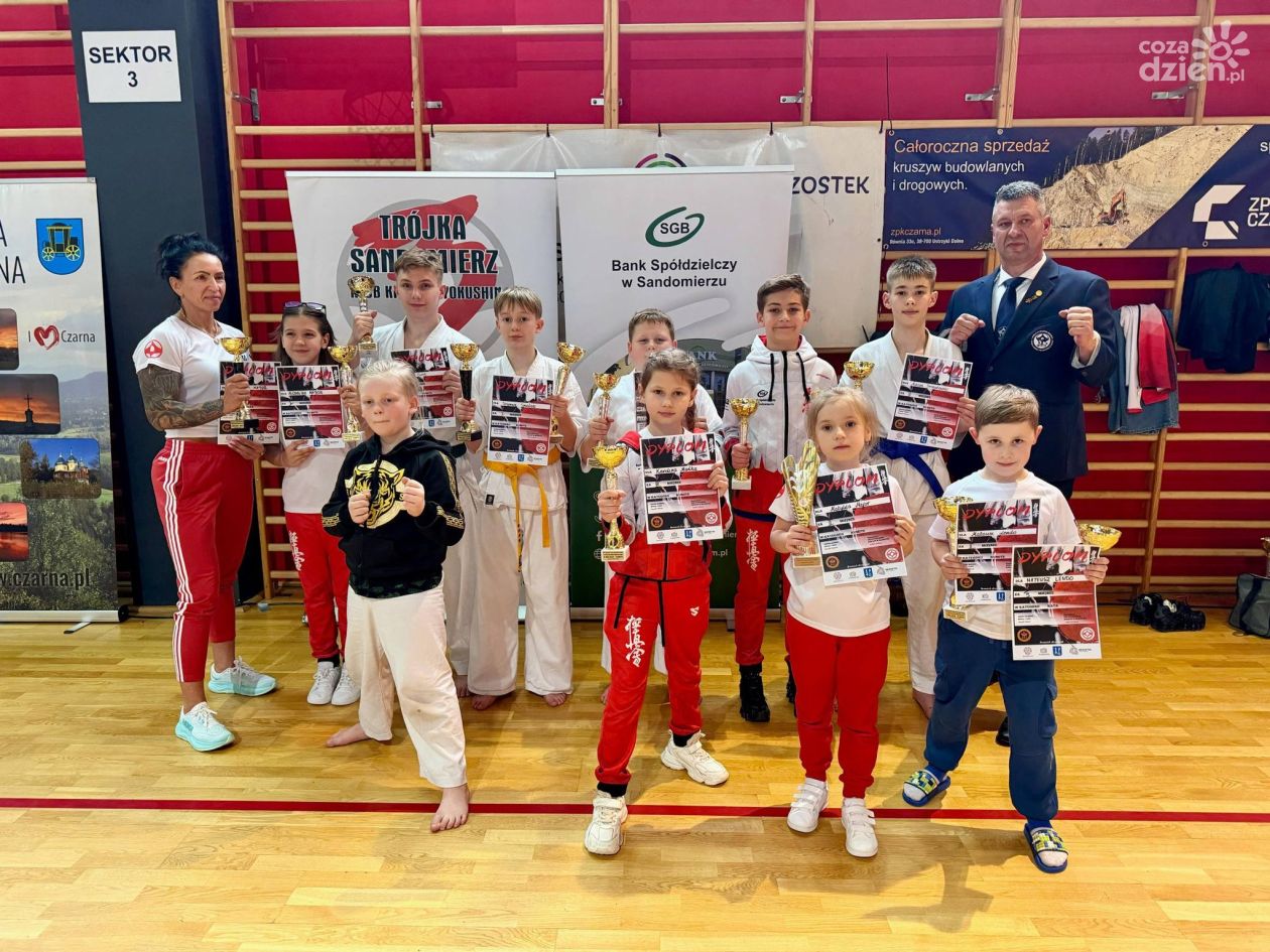 23 medale i podium dla Klub Karate Trójka Sandomierz na turnieju w Brzostku