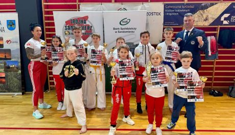 23 medale i podium dla Klub Karate Trójka Sandomierz na turnieju w Brzostku
