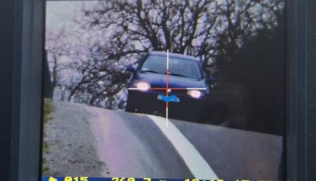 Piracka jazda w terenie zabudowanym. Kierowca stracił prawo jazdy