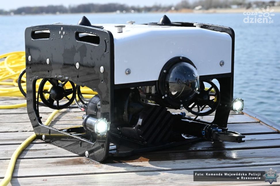 Podwodny dron w służbie kontrterrorystów. Szkolenie nad Jeziorem Tarnobrzeskim