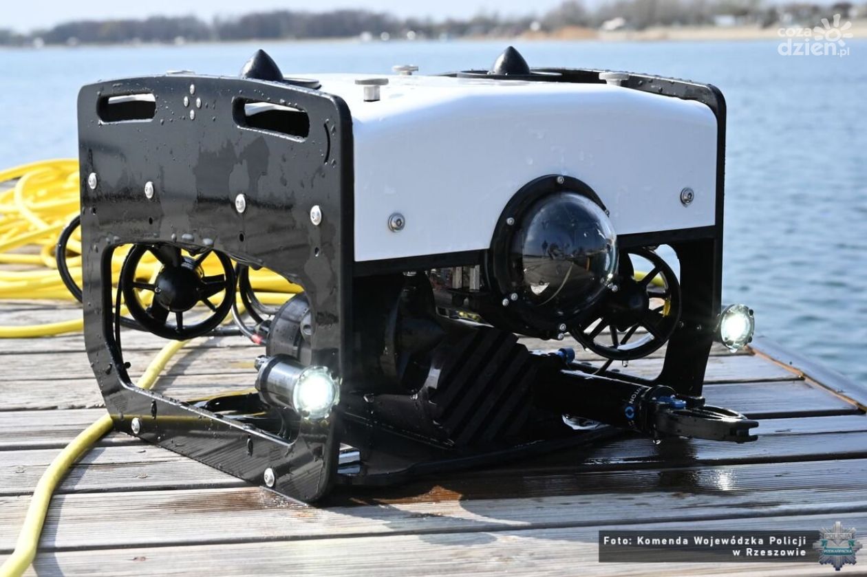 Podwodny dron w służbie kontrterrorystów. Szkolenie nad Jeziorem Tarnobrzeskim