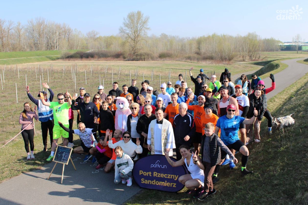 Świąteczny parkrun w Sandomierzu z rekordową frekwencją i wielkanocnym klimatem