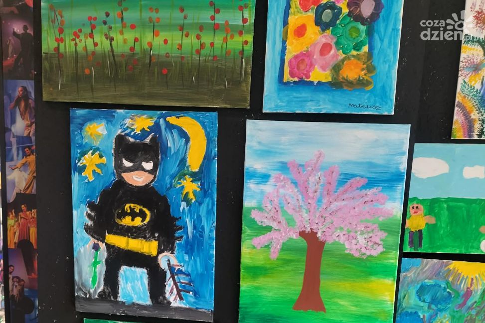 Młodzi artyści w spektrum autyzmu pokazują swój talent w Tarnobrzegu