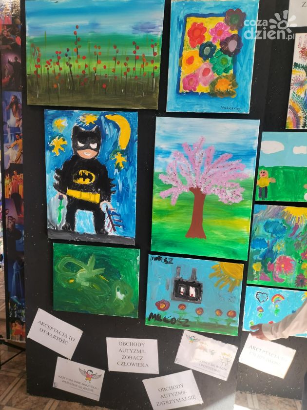 Młodzi artyści w spektrum autyzmu pokazują swój talent w Tarnobrzegu