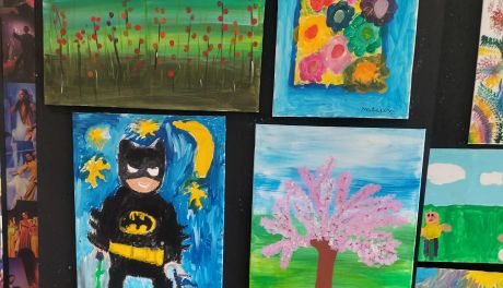 Młodzi artyści w spektrum autyzmu pokazują swój talent w Tarnobrzegu