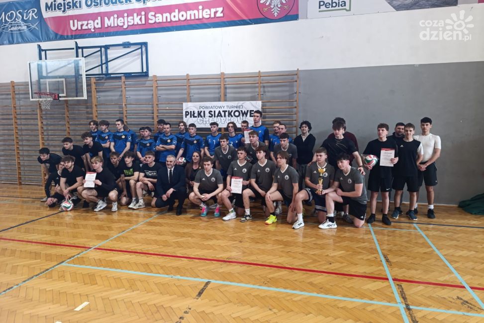 Siatkarze z sandomierskiej "Budowlanki" na podium powiatowego turnieju