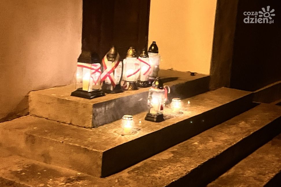 Działacze Prawa i Sprawiedliwości upamiętnili ofiary Katastrofy Smoleńskiej w Sandomierzu