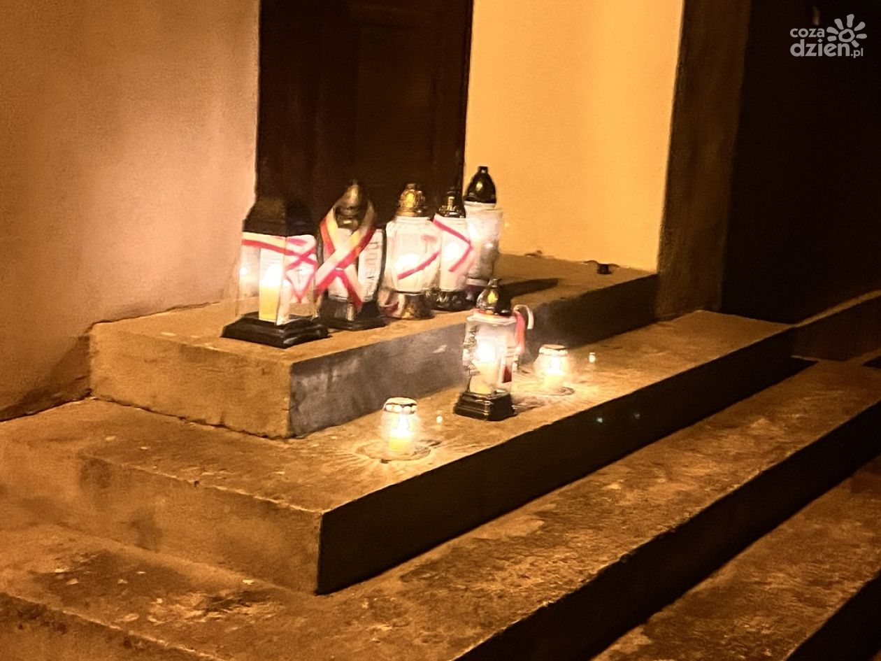 Działacze Prawa i Sprawiedliwości upamiętnili ofiary Katastrofy Smoleńskiej w Sandomierzu