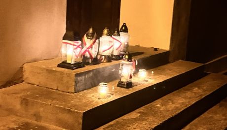 Działacze Prawa i Sprawiedliwości upamiętnili ofiary Katastrofy Smoleńskiej w Sandomierzu