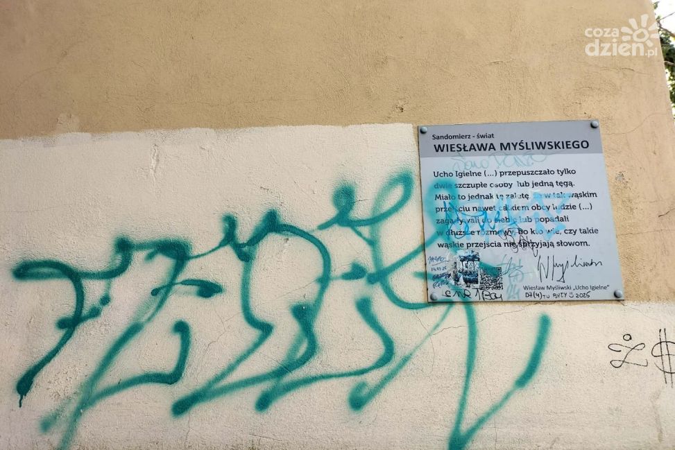 Zniszczona tablica w Uchu Igielnym. Przechodnie nie kryją oburzenia