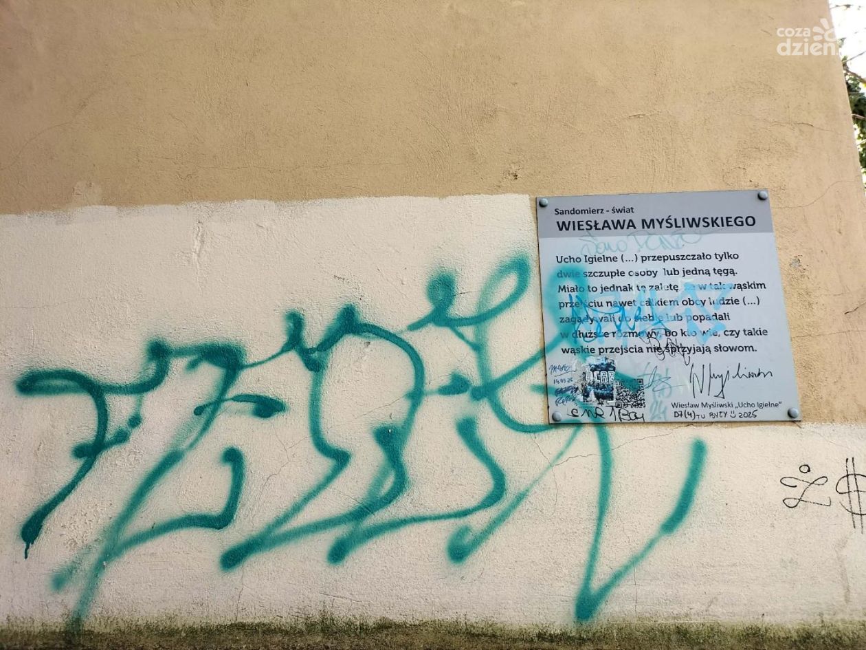 Zniszczona tablica w Uchu Igielnym. Przechodnie nie kryją oburzenia