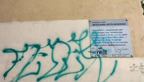 Zniszczona tablica w Uchu Igielnym. Przechodnie nie kryją oburzenia