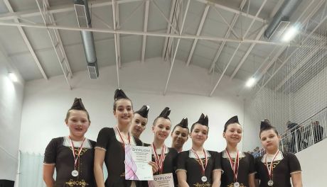 Świetny początek sezonu mażoretek Diament Chmielów – grad medali na Mistrzostwach Polski