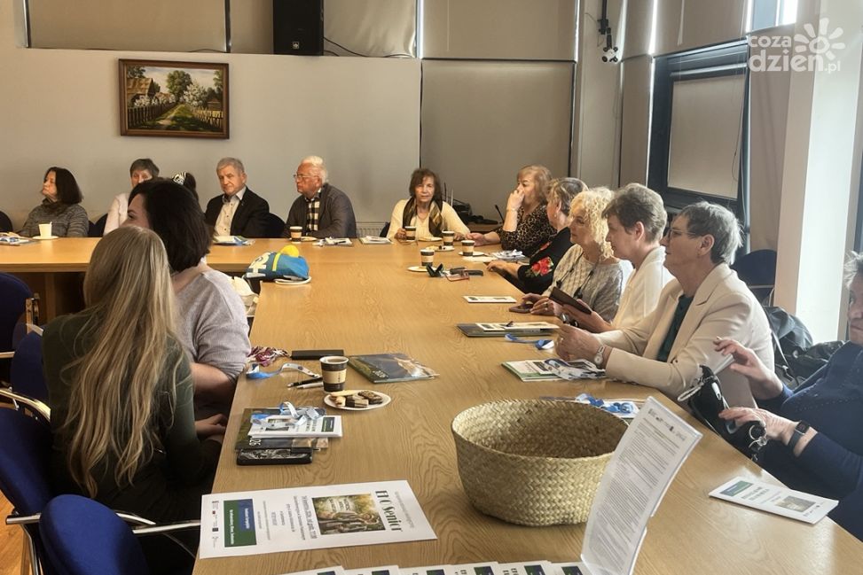 Seniorzy uczyli się ekologii i bezpieczeństwa. Spotkanie w starostwie