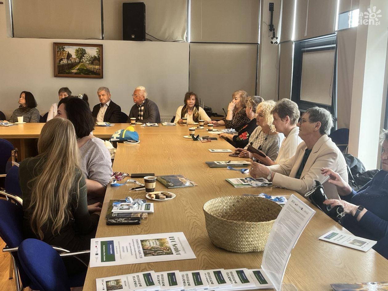 Seniorzy uczyli się ekologii i bezpieczeństwa. Spotkanie w starostwie