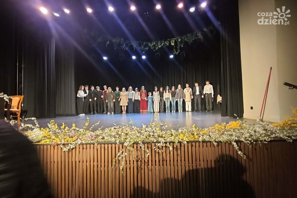 „Ostatni czas” w Sandomierzu. Młodzież ostrzega przed skutkami niszczenia natury