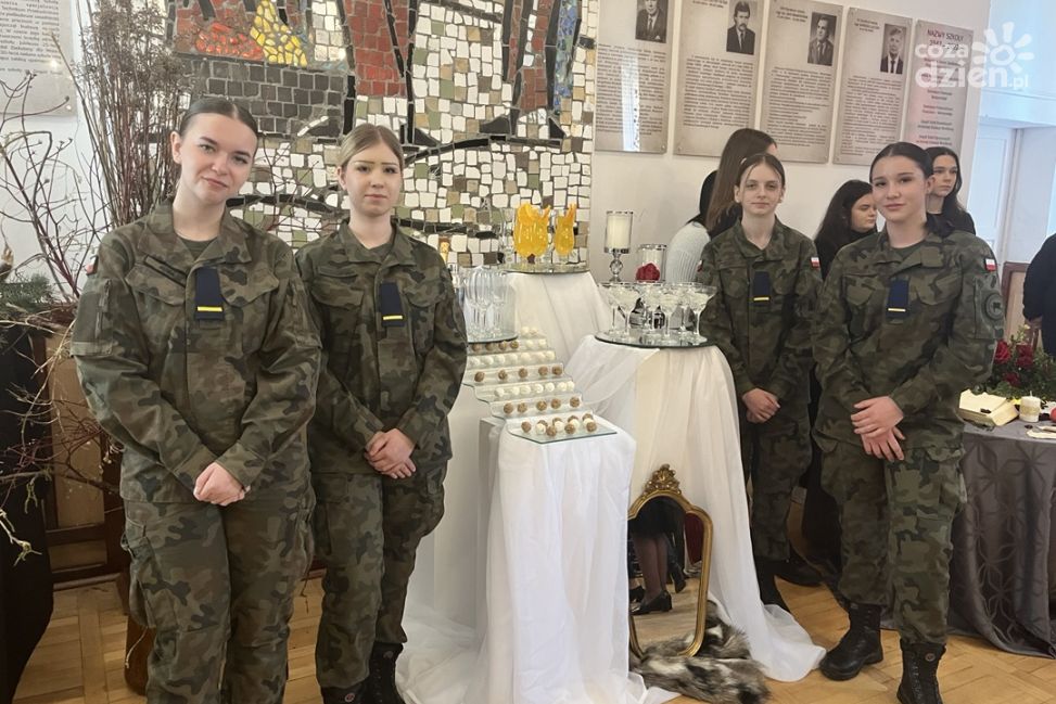 Literatura na stołach. Uczniowie z Sandomierza prezentują wyjątkowe aranżacje