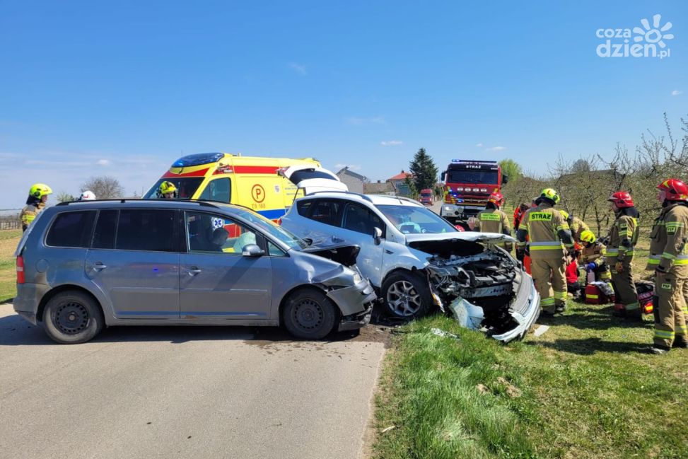 Nietrzeźwy kierowca doprowadził do zderzenia w Starych Kicharach. Dwie osoby ranne