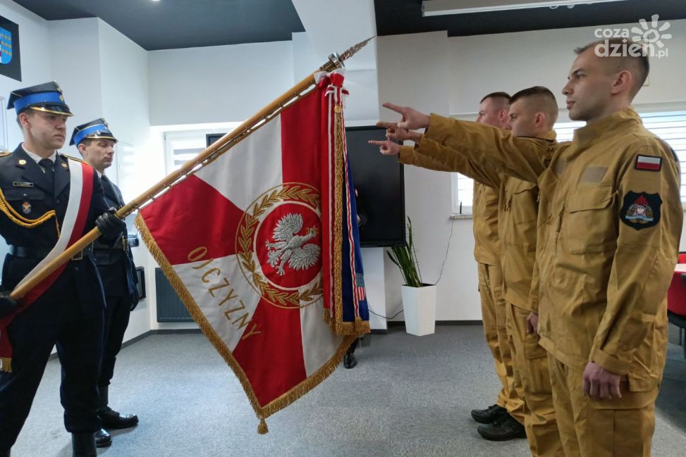 Nowi strażacy złożyli ślubowanie w Sandomierzu. Wkrótce rozpoczną służbę