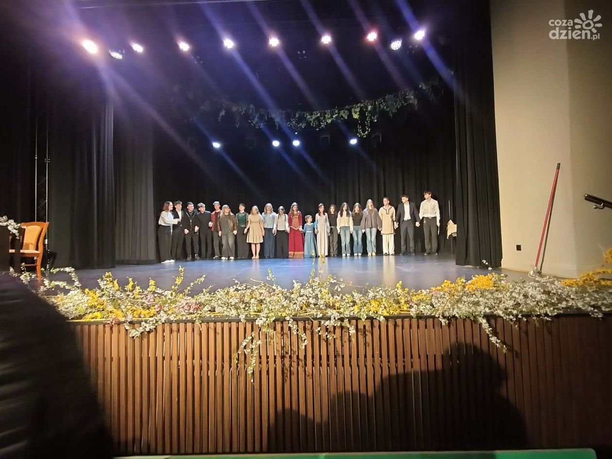 „Ostatni czas” w Sandomierzu. Młodzież ostrzega przed skutkami niszczenia natury