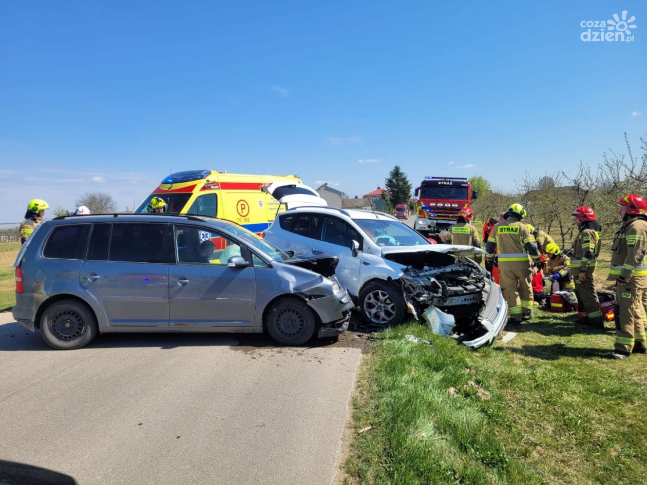 Nietrzeźwy kierowca doprowadził do zderzenia w Starych Kicharach. Dwie osoby ranne