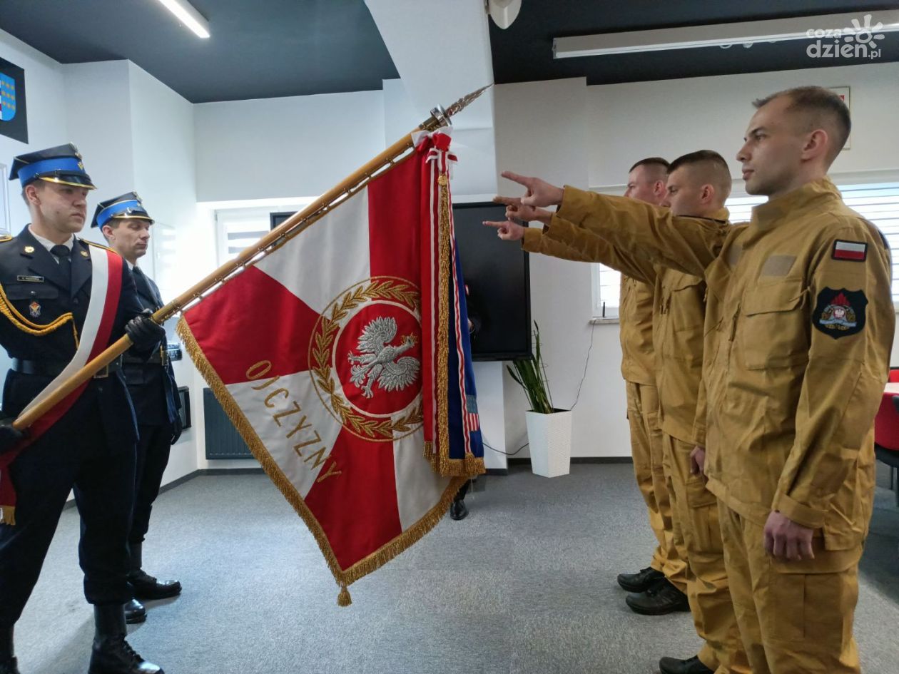 Nowi strażacy złożyli ślubowanie w Sandomierzu. Wkrótce rozpoczną służbę