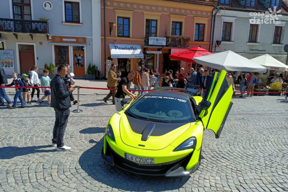 Supersamochody opanowały Sandomierz. Motoryzacyjne emocje i pomoc w jednym