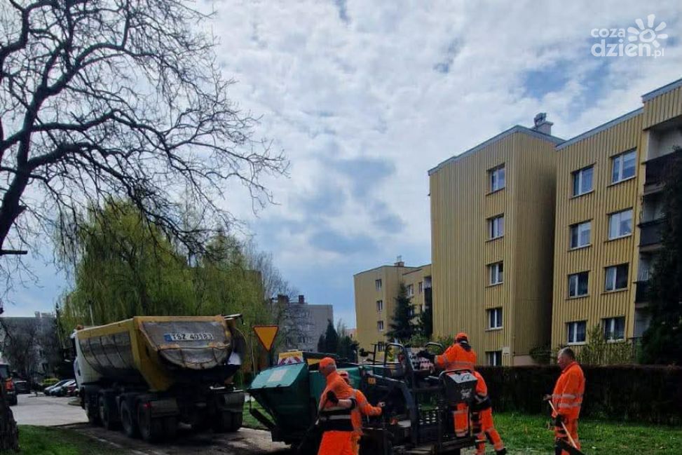 Sandomierz łata drogi po zimie. Trwają remonty w całym mieście