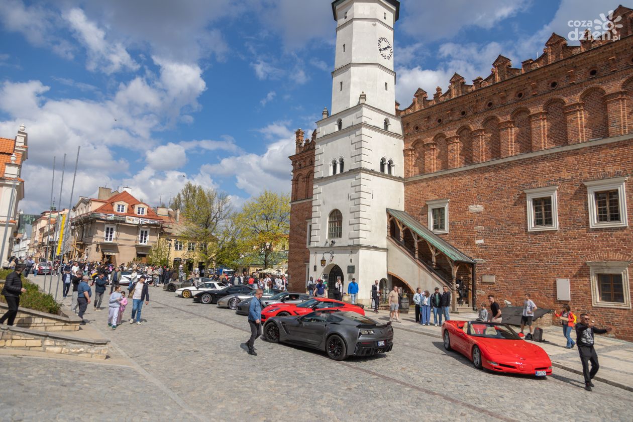 Sandomierz opanowany przez Corvette. Wielki zlot amerykańskich aut przyciągnął tłumy