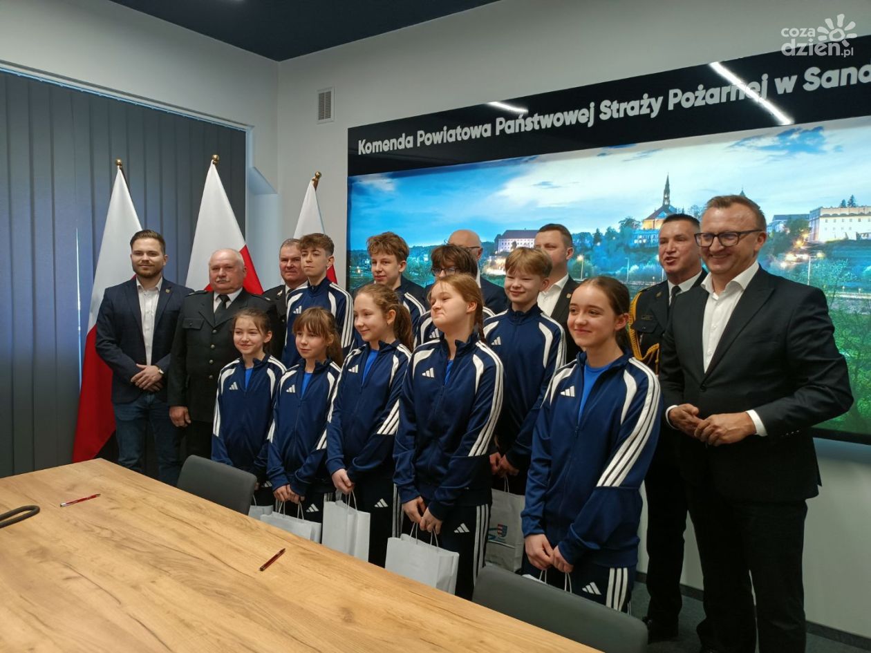 Młodzi strażacy ze Skotnik wyróżnieni. Uroczystość w sandomierskiej komendzie PSP