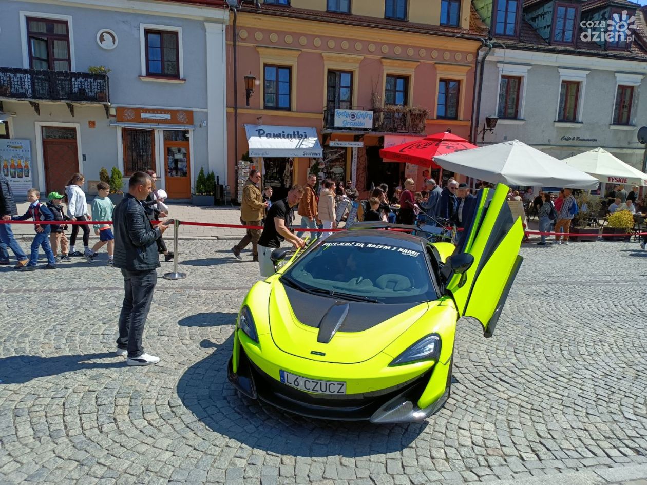 Supersamochody opanowały Sandomierz. Motoryzacyjne emocje i pomoc w jednym
