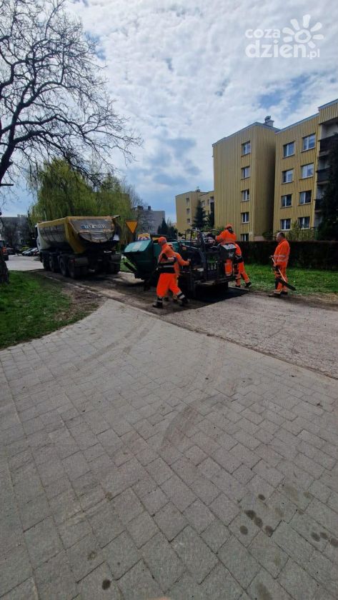 Sandomierz łata drogi po zimie. Trwają remonty w całym mieście