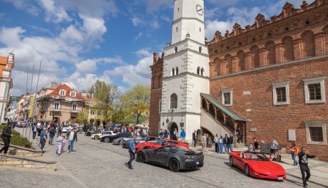Sandomierz opanowany przez Corvette. Wielki zlot amerykańskich aut przyciągnął tłumy