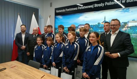 Młodzi strażacy ze Skotnik wyróżnieni. Uroczystość w sandomierskiej komendzie PSP