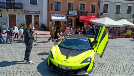 Supersamochody opanowały Sandomierz. Motoryzacyjne emocje i pomoc w jednym