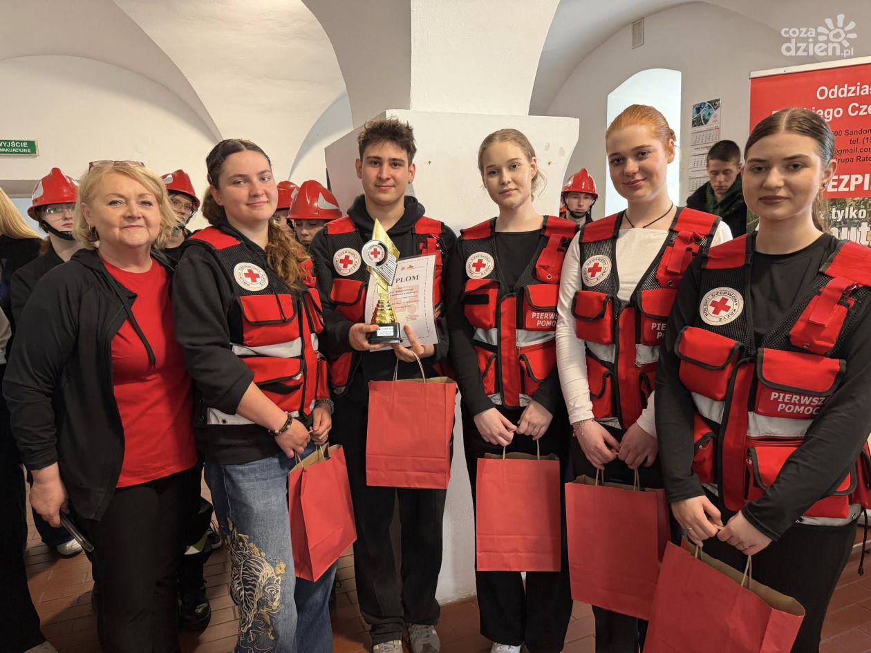 Młodzi ratownicy w akcji. Rejonowe mistrzostwa pierwszej pomocy w Sandomierzu