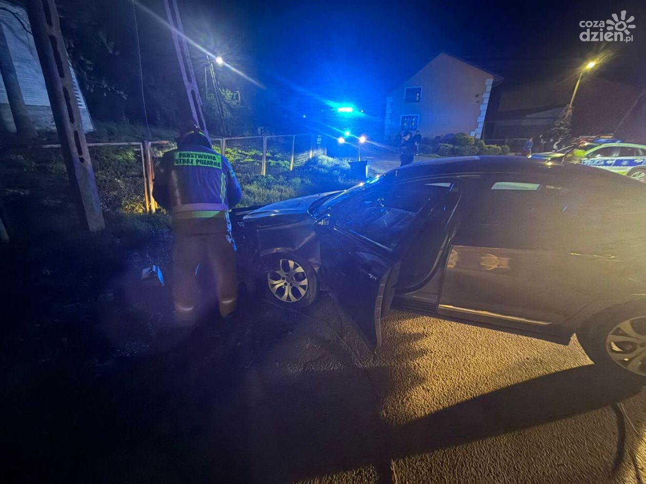 Nocna kolizja w Janowicach. Samochód uderzył w słup energetyczny