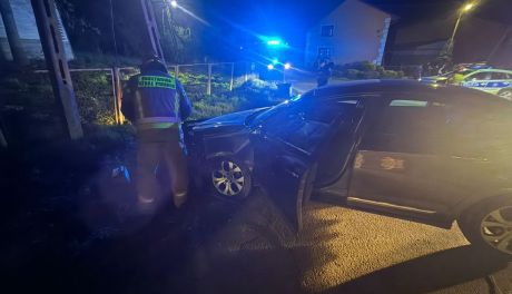 Nocna kolizja w Janowicach. Samochód uderzył w słup energetyczny